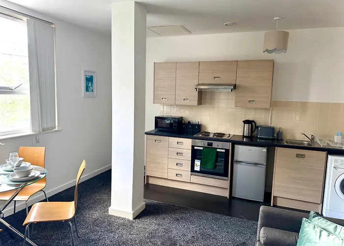 The Trafford Luxe , Garage Parking, Self Check-In Anytime - Perfect For Late Arrivals, Ultra- Fast Wi-Fi, 5 Mins To Old Trafford Stadium Manchester