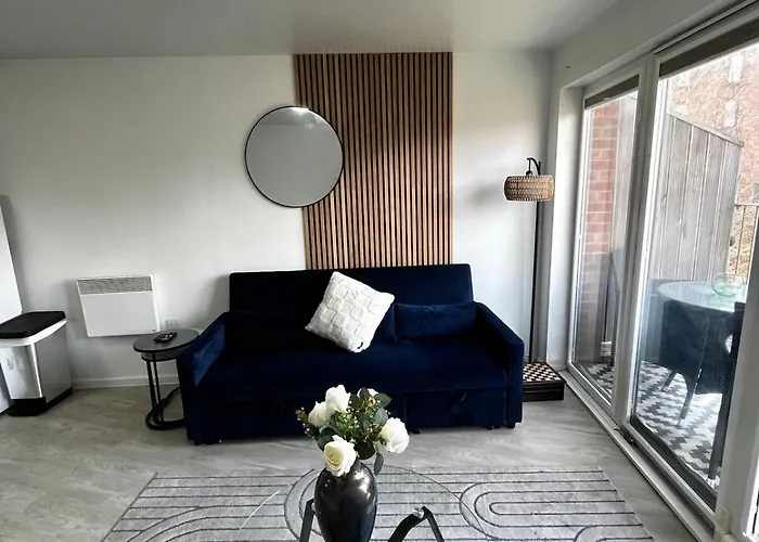 Serene 2-Bed Flat With Canal Views - Coop Live & Ethiad Manchester