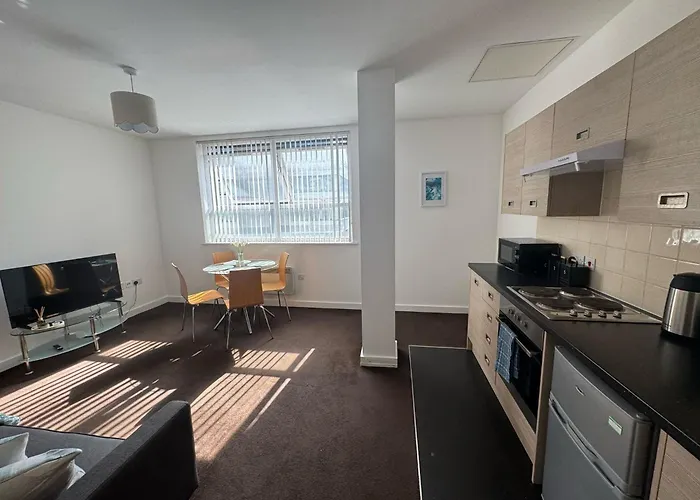 Chic Trafford Apartment, Private Underground Parking, Fast Wi-Fi, Self Check-In Anytime, 5 Mins To Old Trafford Stadium Manchester