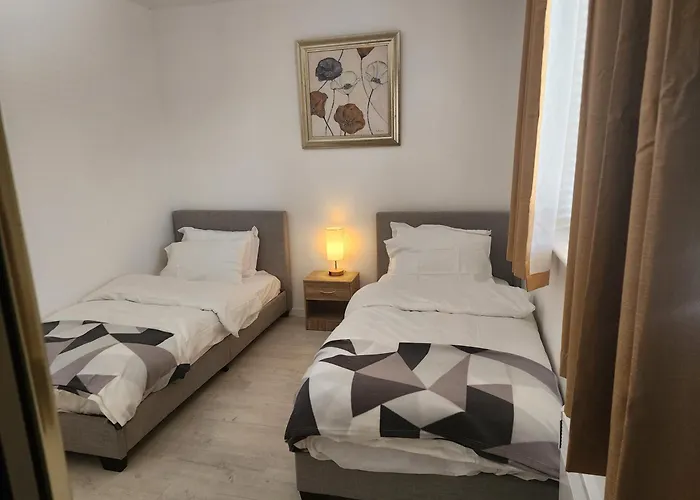 My Holiday Home -2 Bed House-Free Parking Manchester