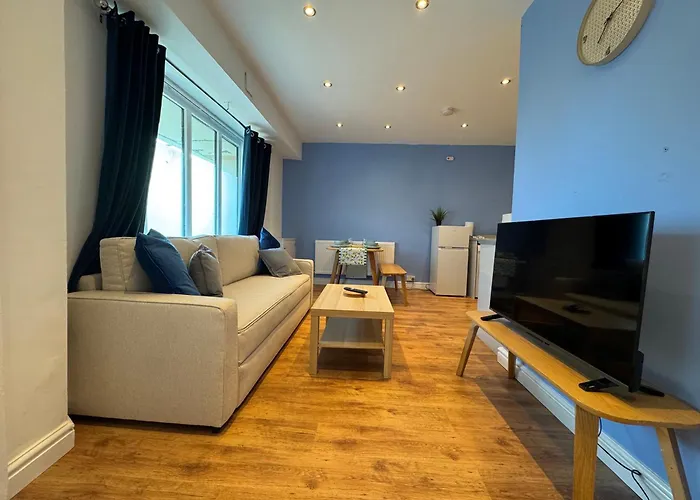 Stretford Apartment - Sleeps 6 - Wifi - Parking - Near Stadium Manchester