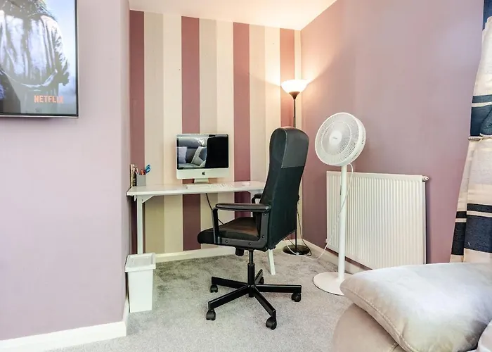 Comfortable 3-Storey House With Free Car Parking Manchester