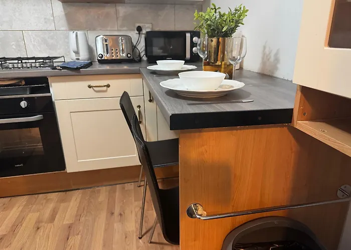 4 Bedroom Sleeps 11 Walk To Etihad Manchester
