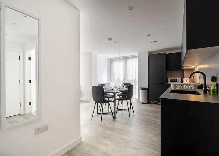 Pristine Old Trafford & City Centre 2Bd 2Bt Apt - Balcony Manchester