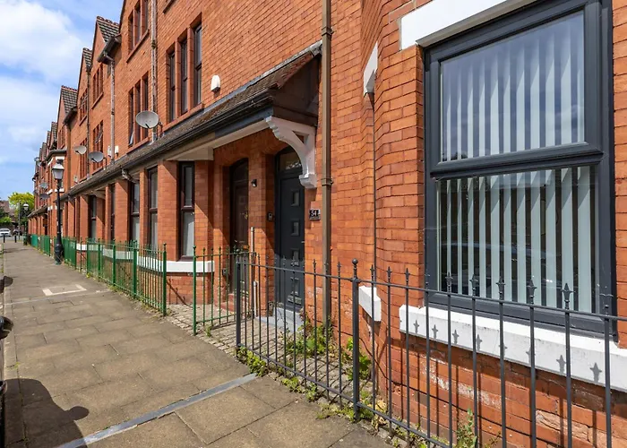 Modern City Centre Townhouse Sleeps 10 & Parking Manchester