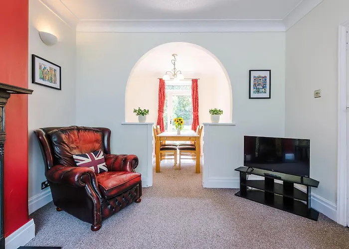 Prestwich Garden Retreat: Manchester-Close 3BR with Parking & Netflix
