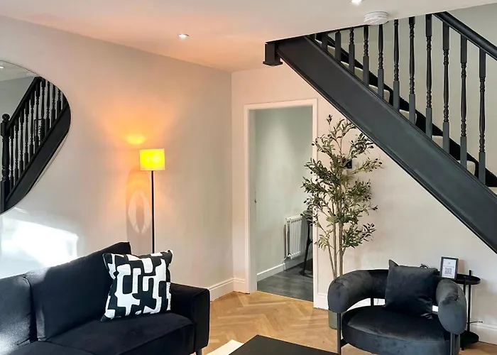 Convenient City House By Ankers Contractors Accommodation Manchester With Free Parking