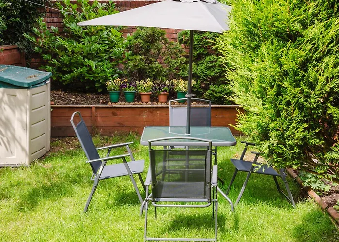 Modern 2 Bedroom House With Parking Manchester