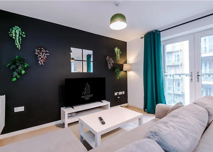 Stylish 2-Bed Apartment, Sleeps 6, Free Parking Manchester