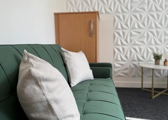 Luxury And Cosy Apartment Near Old Trafford M16 ,Free Private Parking,Fast Wi-Fi,Self Check-In Anytime Perfect For Late Arrivals, 5 Minutes To Old Trafford Stadium Manchester