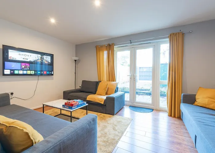 Cheerful 4-Bedroom House With Multiple Car Parking Manchester