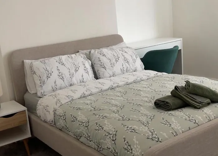 Campus & Coop Cozy Terrace Apartment Manchester