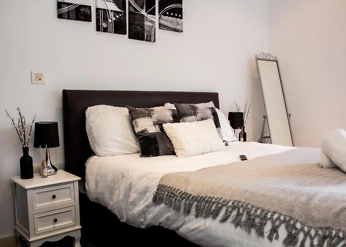 2 Bedroom Apartment With City Views, Balcony & Free Parking Manchester