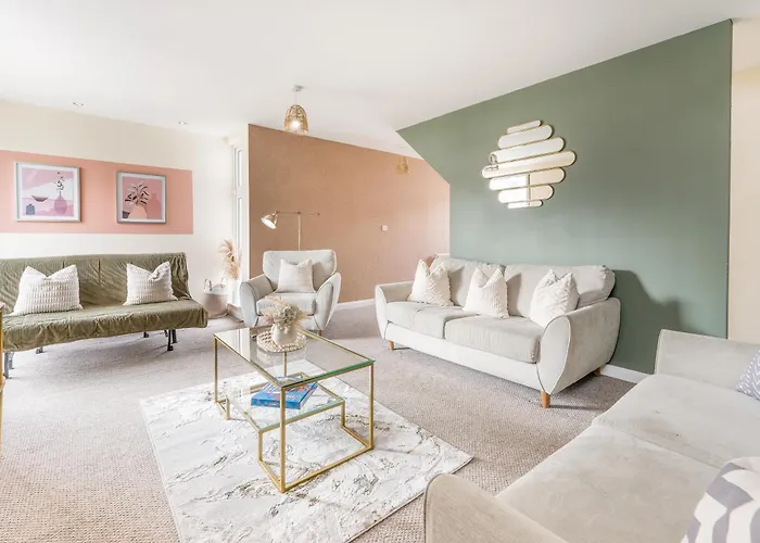 Contractor Stay Near Etihad Stadium & Co-Op Live With Free Parking Manchester