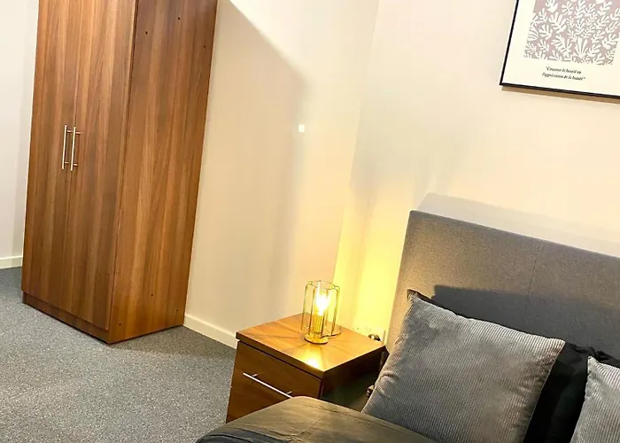 Cozy Two Bed With Juliet Balcony And Free Secure Parking Apartment Manchester