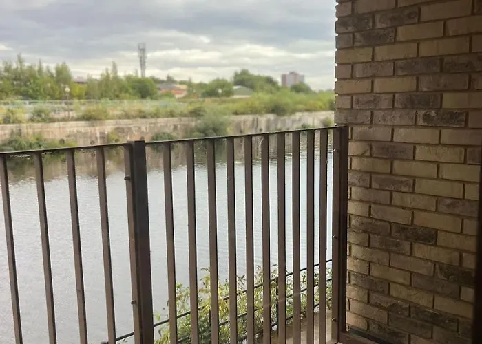 Joyful Group - Stylish 2 Bedroom Duplex With Sofa Bed In Salford M5 Manchester