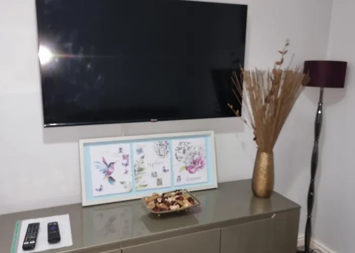 Newly Refurbished 2- Bed Stylish Home Manchester