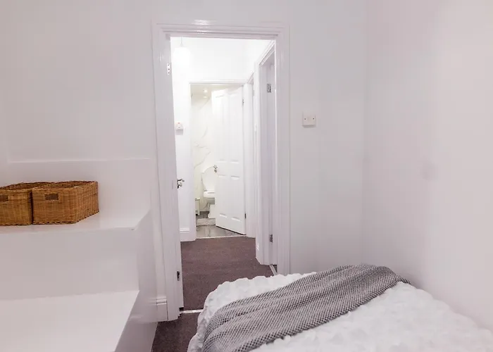 Spacious & Cosy Holiday Home In Manchester