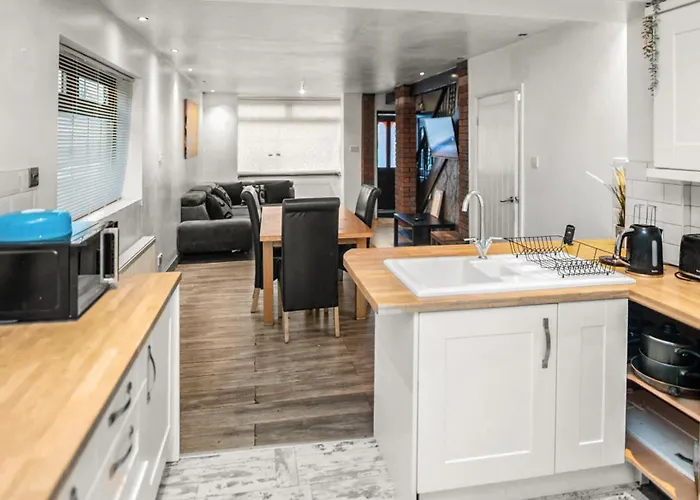 Central Manchester Family-Friendly Home With Free Parking And Workspace