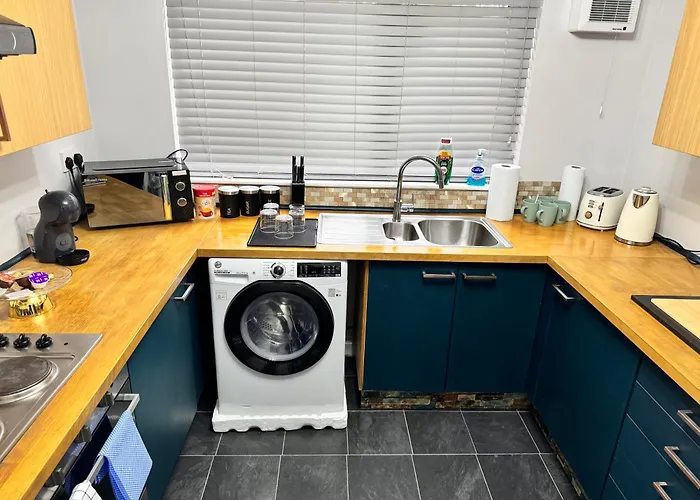 Air Conditioned Luxury 2-Bed Apartment,Office With Built-In Tv King Bed, Private Entrance And Free Parking Manchester