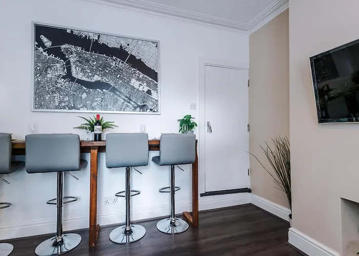 Modern 3Br House In Manchester, Ideal For Groups, Free Parking - Sleeps 8
