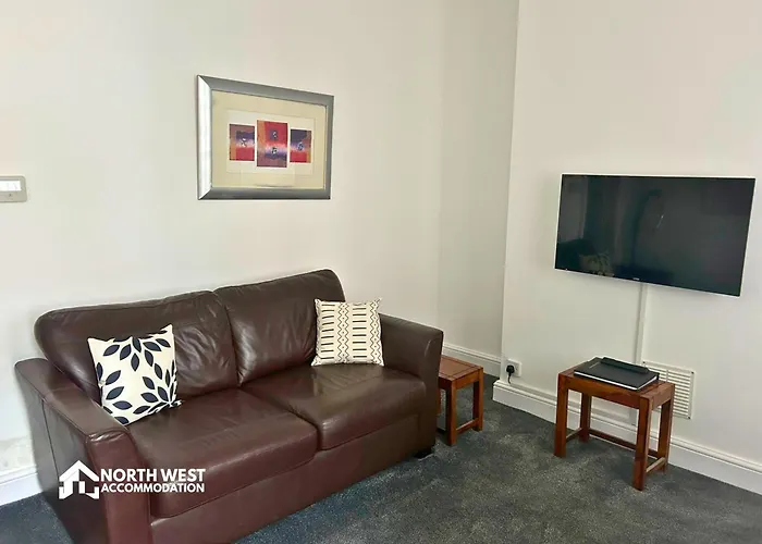 Newly Refurbished 2-Bedroom Home In Manchester 10 Mins From City Centre With Free Wifi By North West Accommodation
