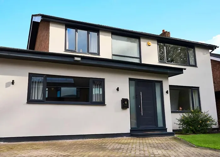 Chic Family Home With Garden Fire Pit & Event Space, Hot Tub Manchester