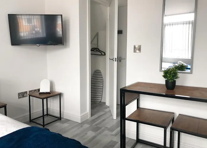10Min To City - Free Parking - Private Studio - Contractor Friendly