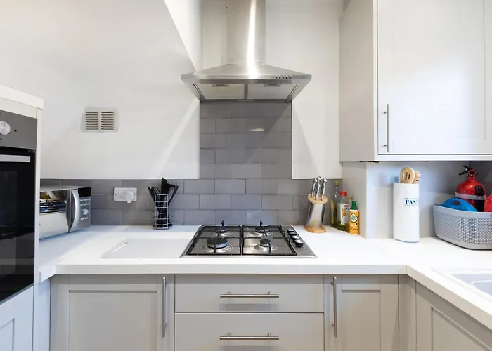 The Heart - Cosy 3 Bedroom House With Double Driveway And Garden In Manchester