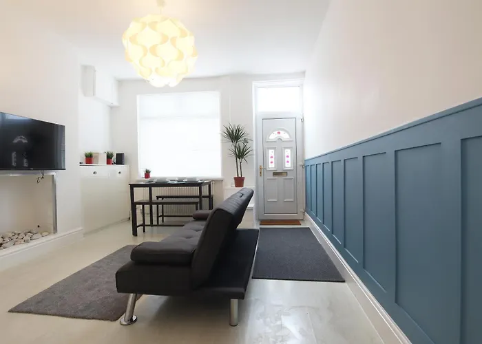 2-Bedroom House, Free Parking, High Speed Wi-Fi, Swinton Manchester