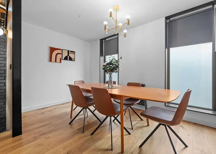 4 Bed Canal St Villa Free Parking