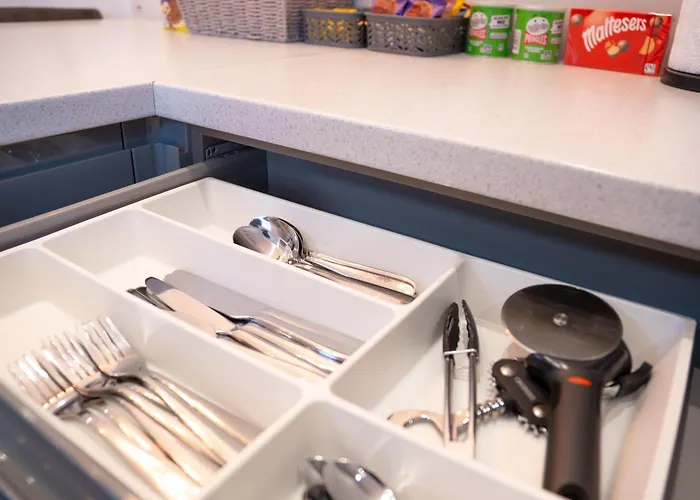 The Manchester Haven Sleeps 10 Near City Centre Breakfast Hamper Included